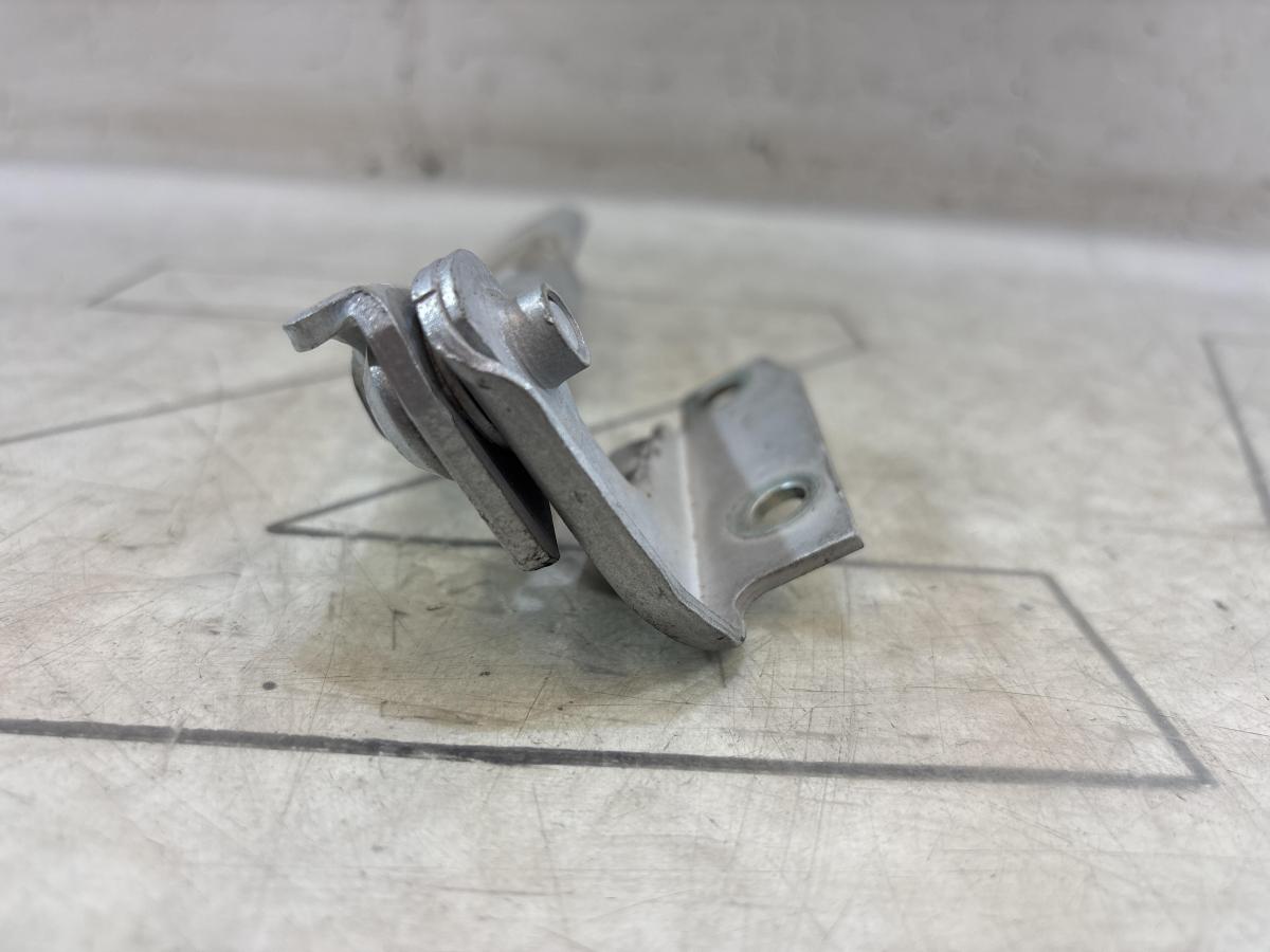 Петля капота правая 4B0823302D Audi A6 C5 / A6 C5 Allroad