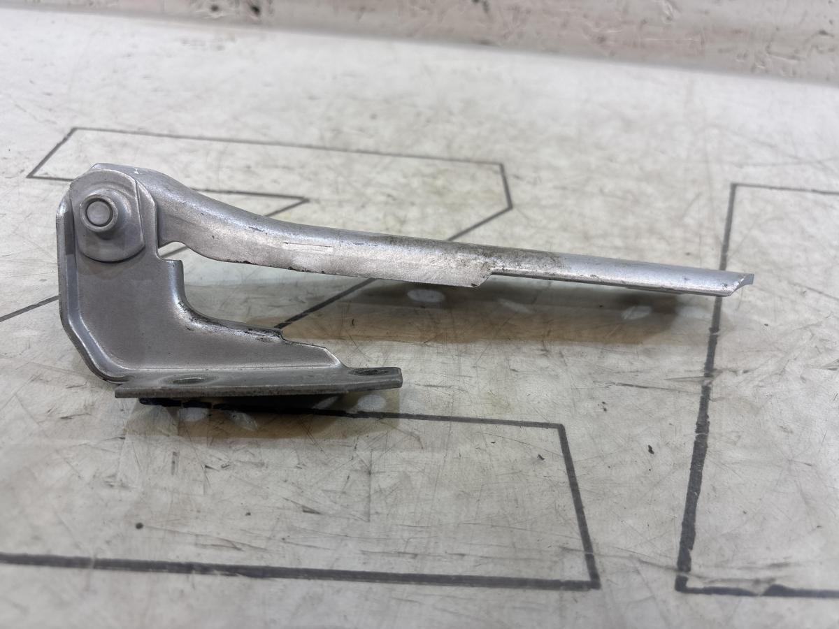 Петля капота правая 4B0823302D Audi A6 C5 / A6 C5 Allroad