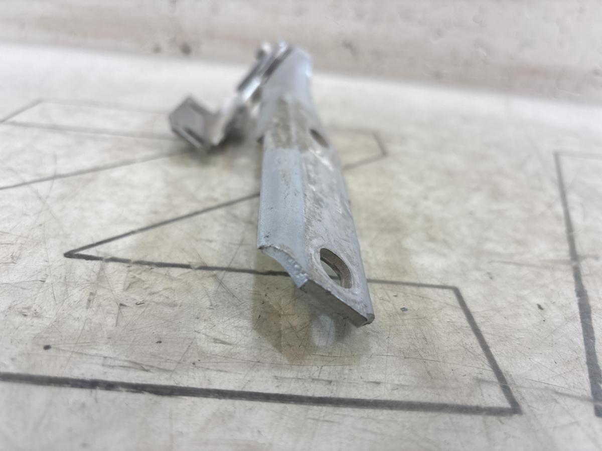 Петля капота правая 4B0823302D Audi A6 C5 / A6 C5 Allroad