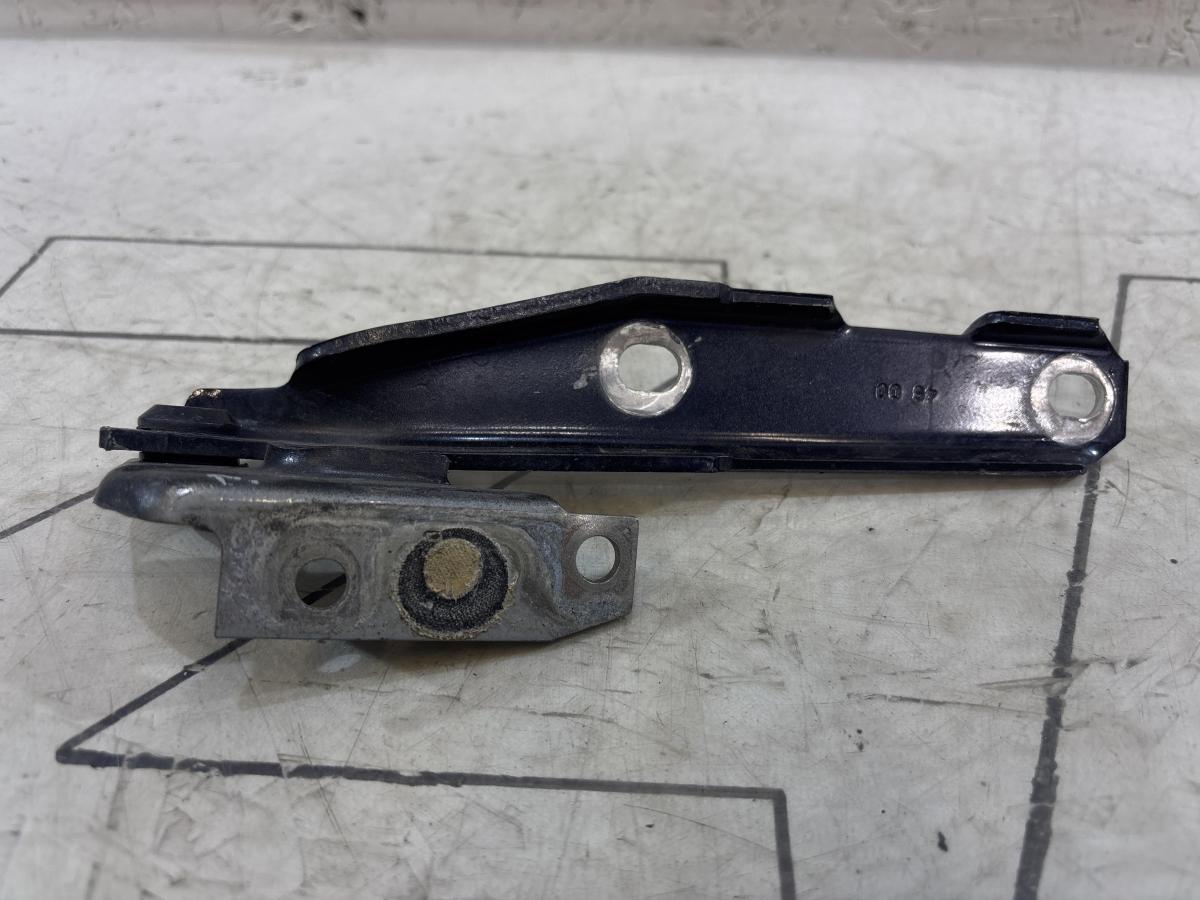 Петля капота левая 4B0823301D Audi A6 C5 / A6 C5 Allroad