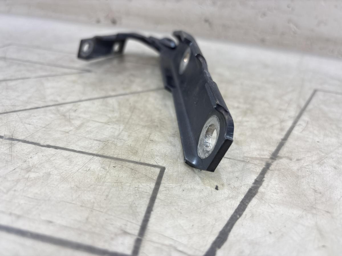 Петля капота левая 4B0823301D Audi A6 C5 / A6 C5 Allroad