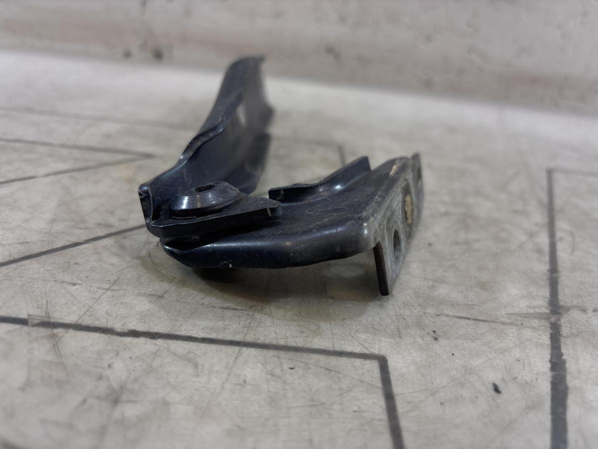 Петля капота левая 4B0823301D Audi A6 C5 / A6 C5 Allroad