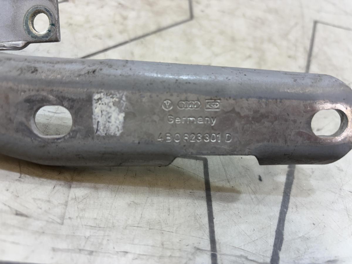 Петля капота левая 4B0823301D Audi A6 C5 / A6 C5 Allroad