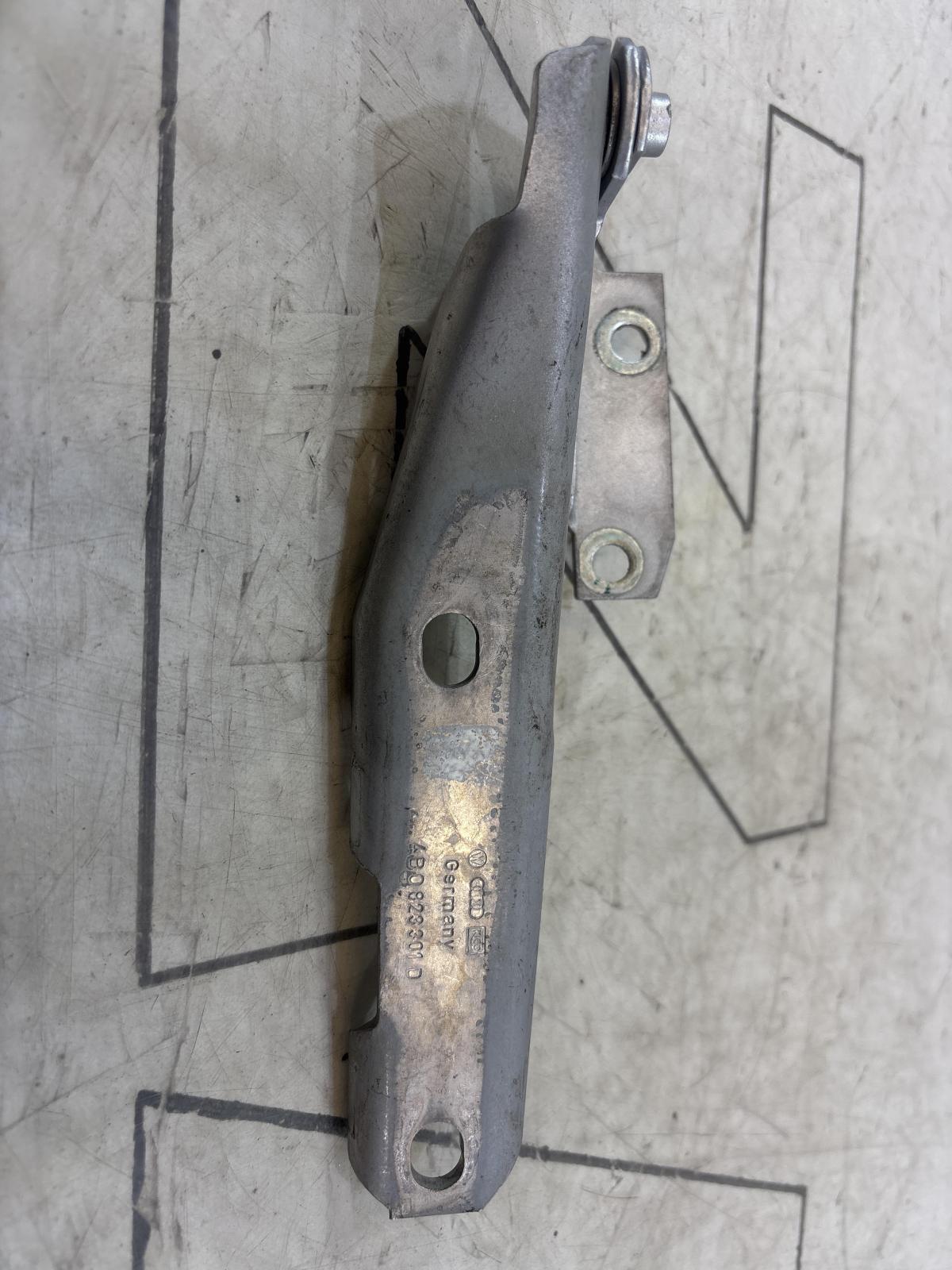 Петля капота левая 4B0823301D Audi A6 C5 / A6 C5 Allroad