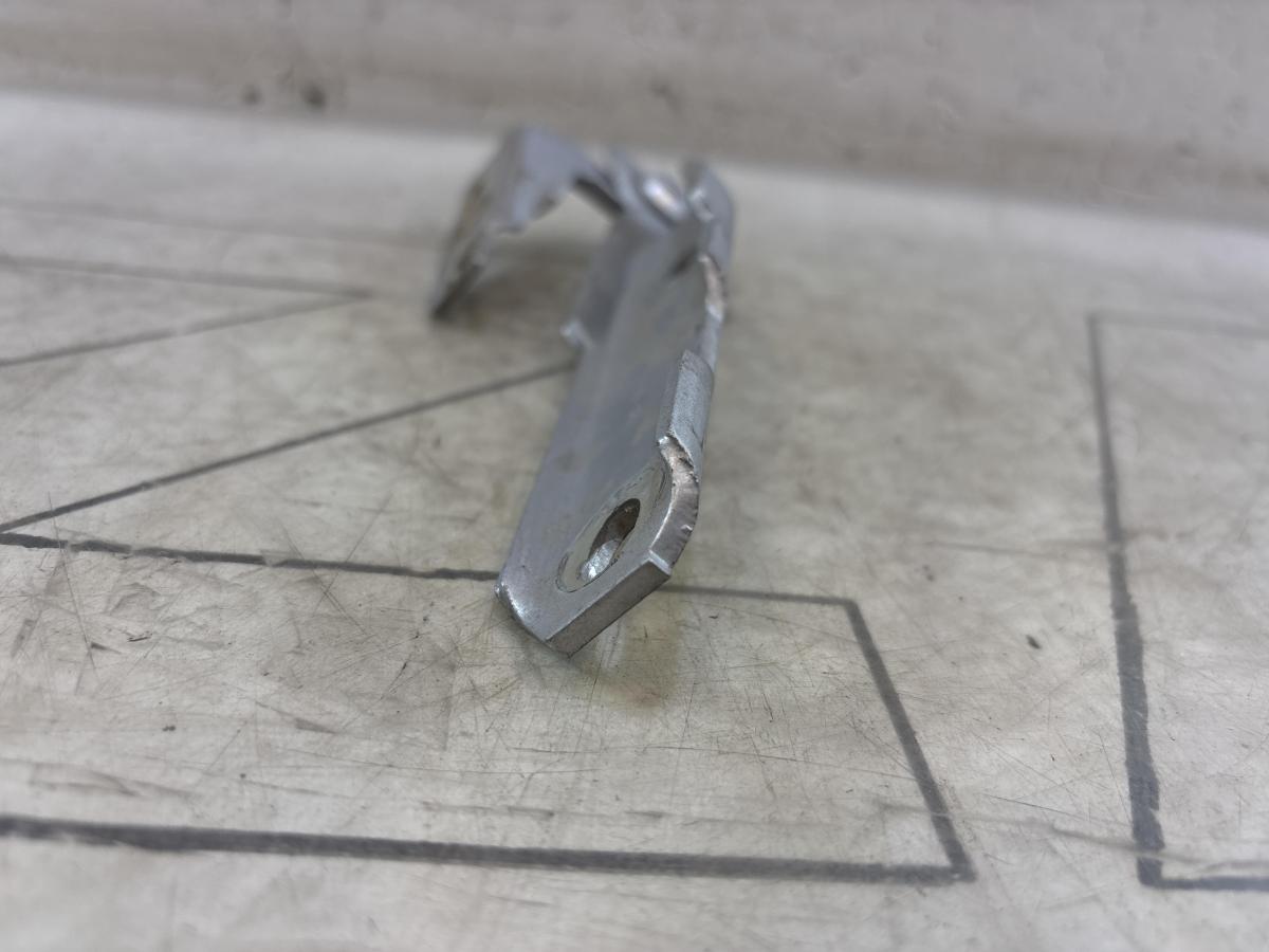 Петля капота левая 4B0823301D Audi A6 C5 / A6 C5 Allroad