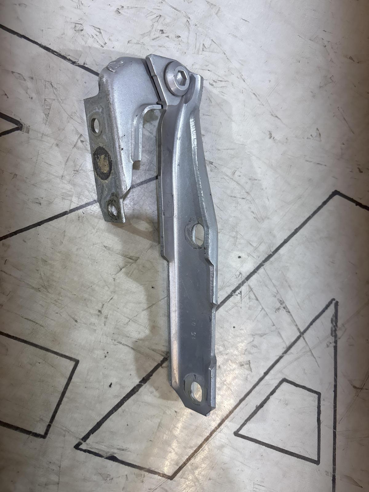 Петля капота левая 4B0823301D Audi A6 C5 / A6 C5 Allroad