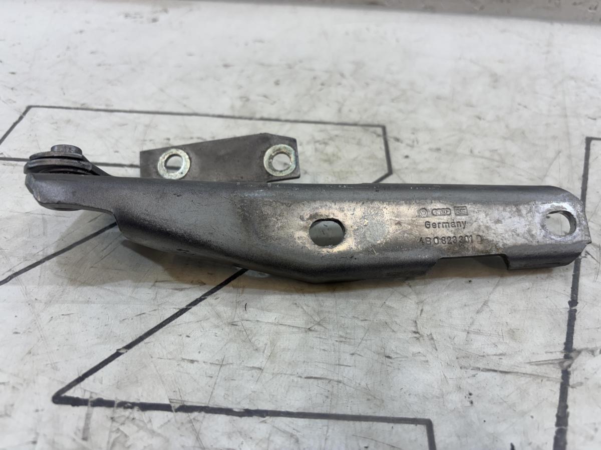 Петля капота левая 4B0823301D Audi A6 C5 / A6 C5 Allroad