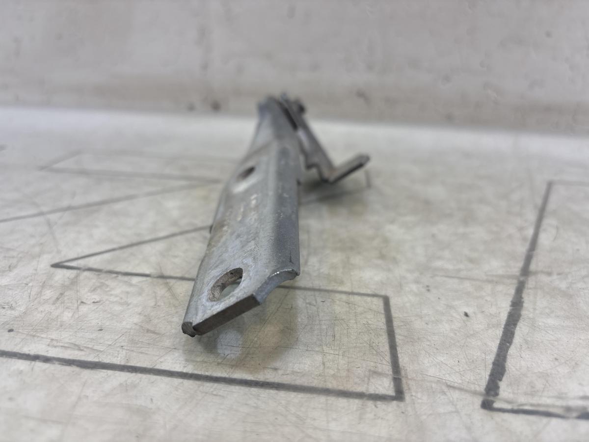 Петля капота левая 4B0823301D Audi A6 C5 / A6 C5 Allroad