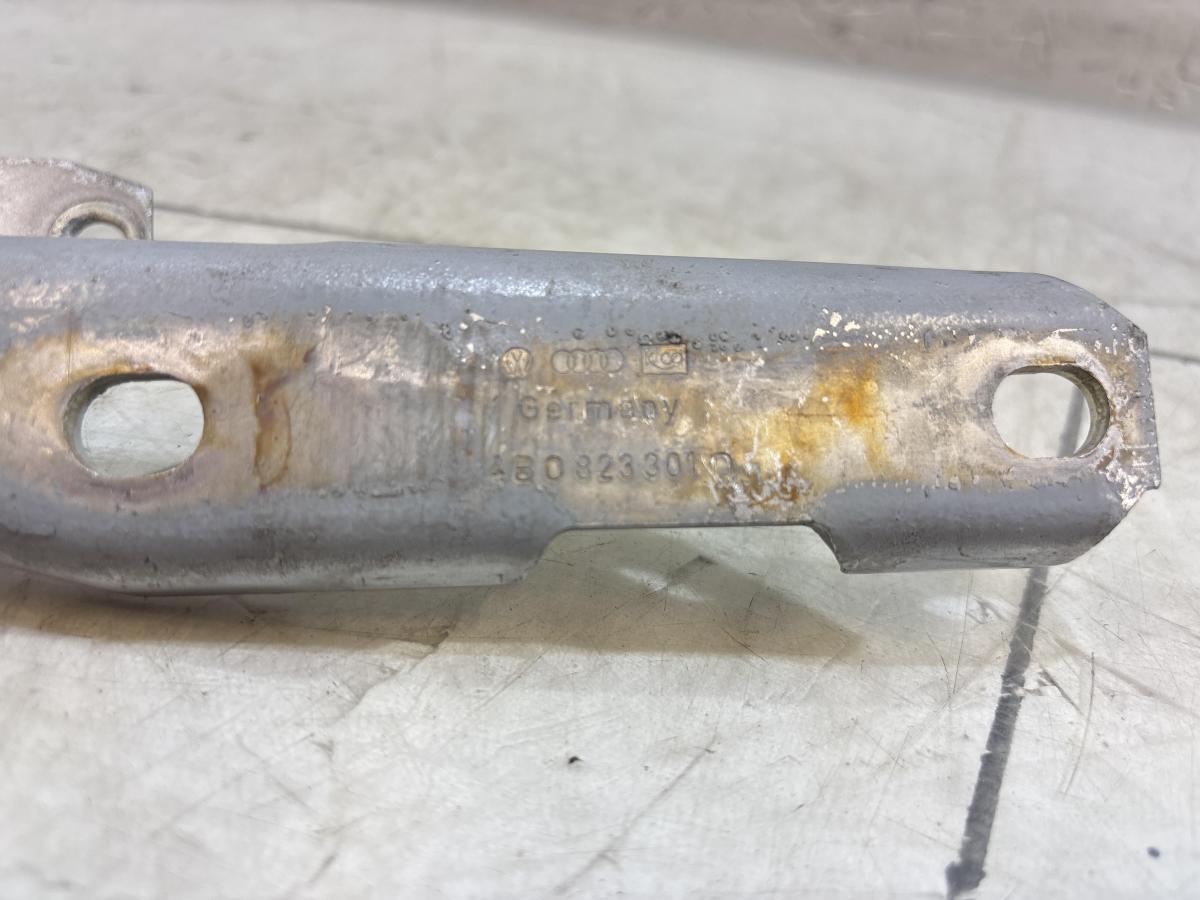 Петля капота левая 4B0823301D Audi A6 C5 / A6 C5 Allroad