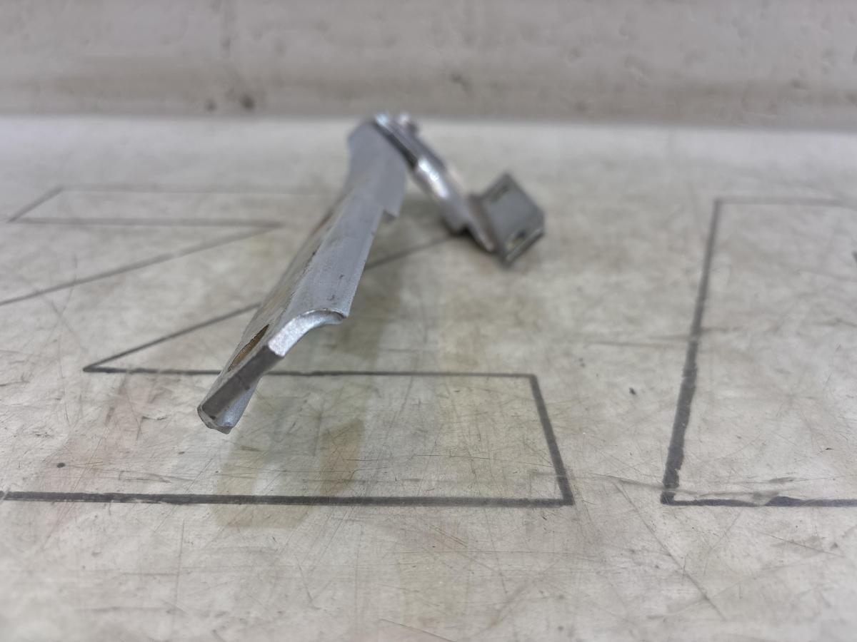 Петля капота левая 4B0823301D Audi A6 C5 / A6 C5 Allroad