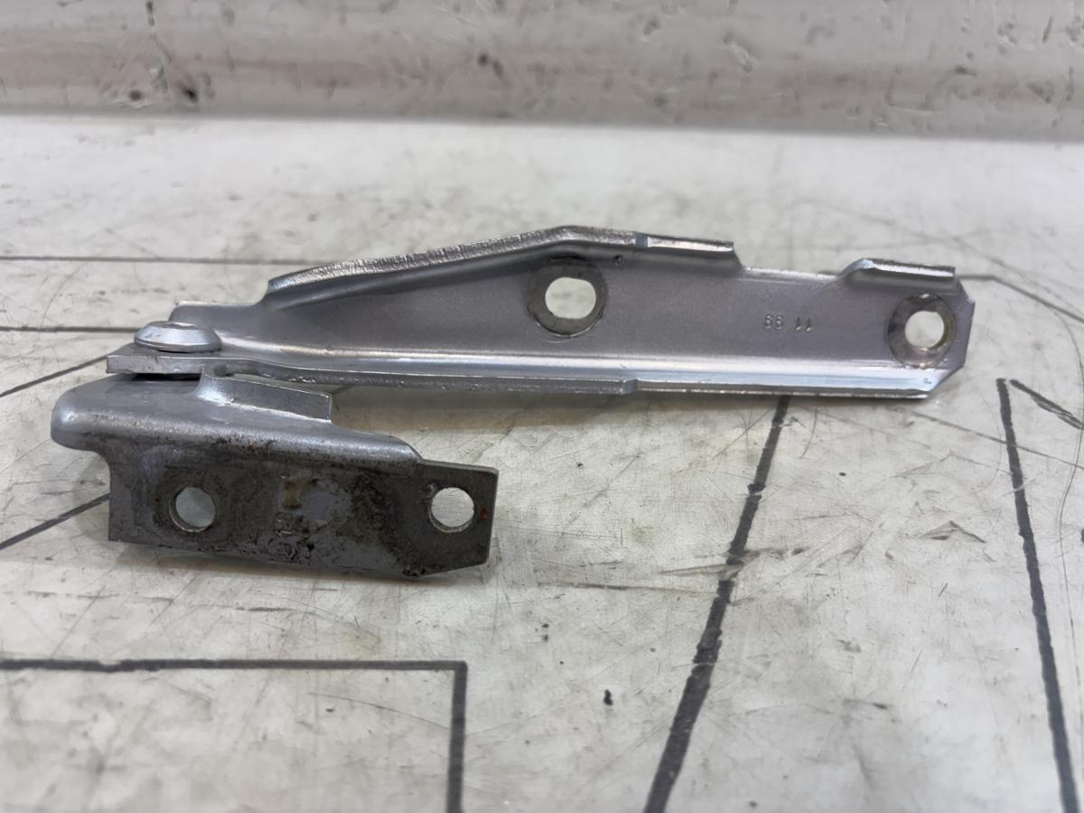 Петля капота левая 4B0823301D Audi A6 C5 / A6 C5 Allroad