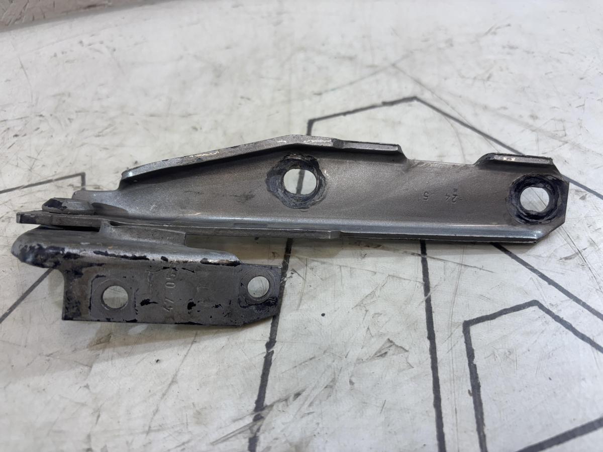 Петля капота левая 4B0823301D Audi A6 C5 / A6 C5 Allroad