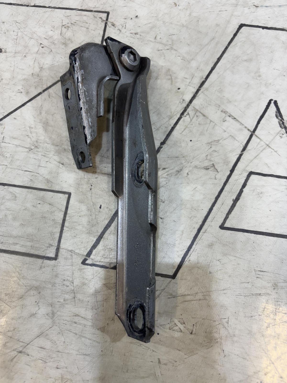 Петля капота левая 4B0823301D Audi A6 C5 / A6 C5 Allroad