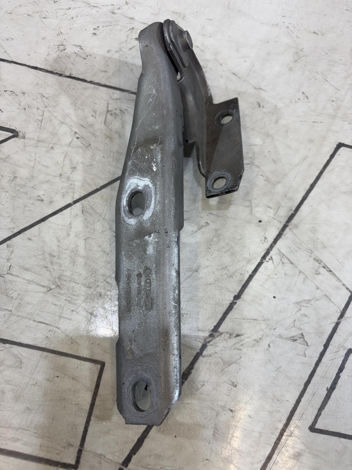 Петля капота левая 4B0823301D Audi A6 C5 / A6 C5 Allroad