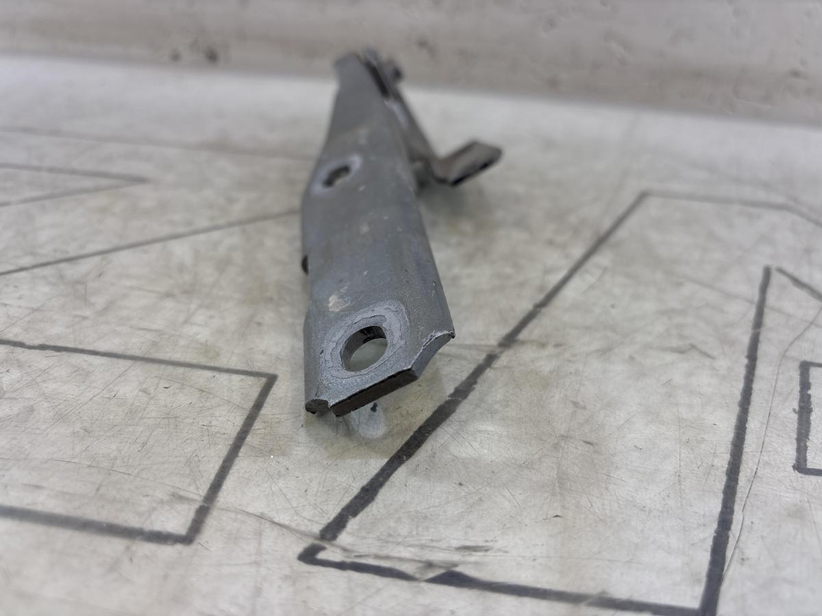 Петля капота левая 4B0823301D Audi A6 C5 / A6 C5 Allroad