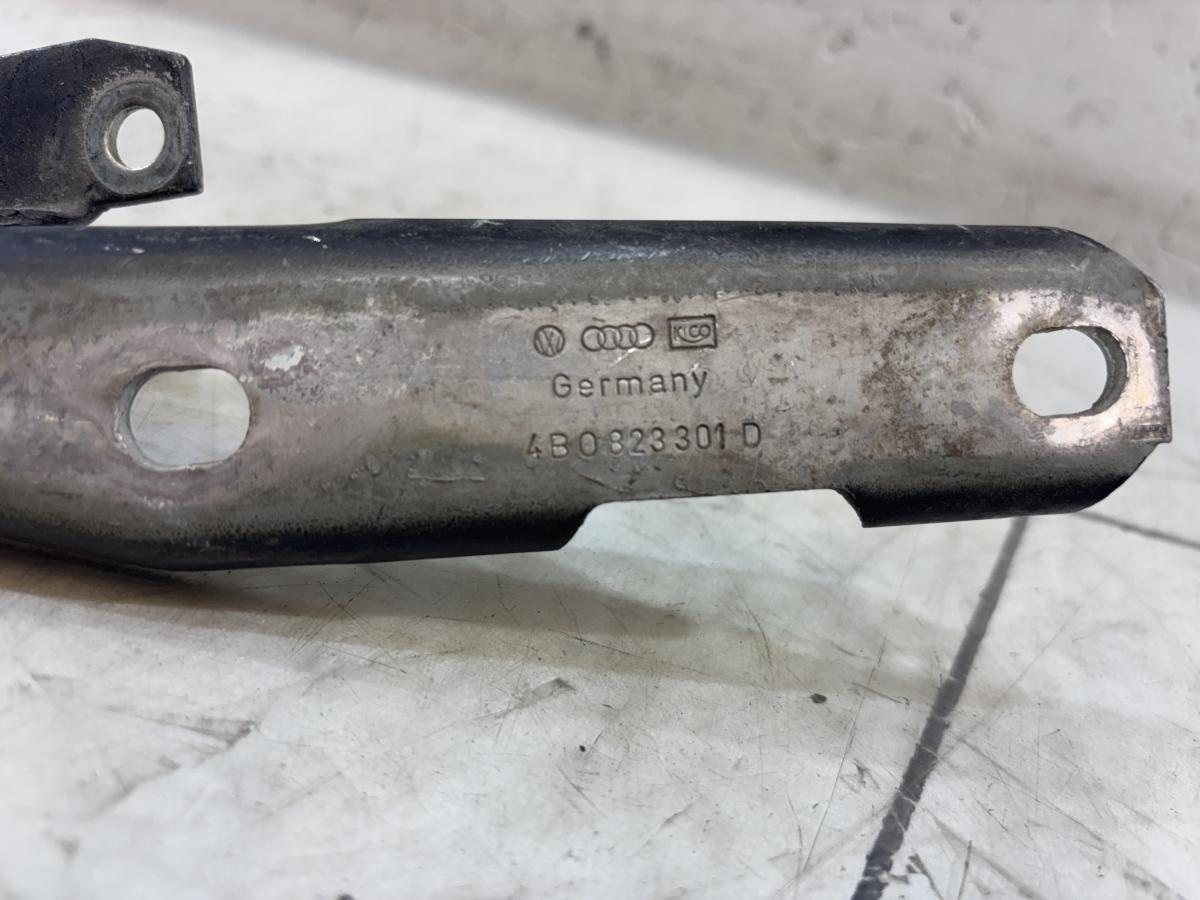Петля капота левая 4B0823301D Audi A6 C5 / A6 C5 Allroad