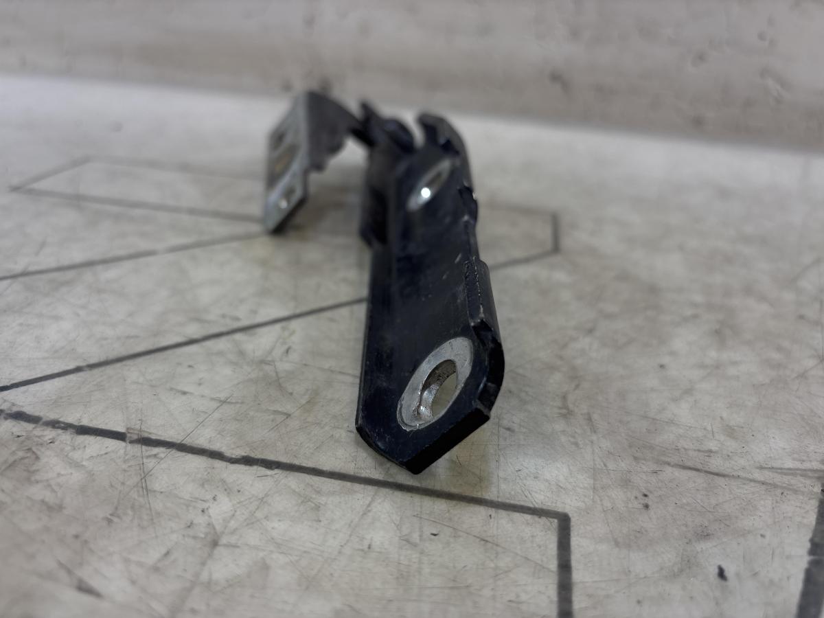 Петля капота левая 4B0823301D Audi A6 C5 / A6 C5 Allroad