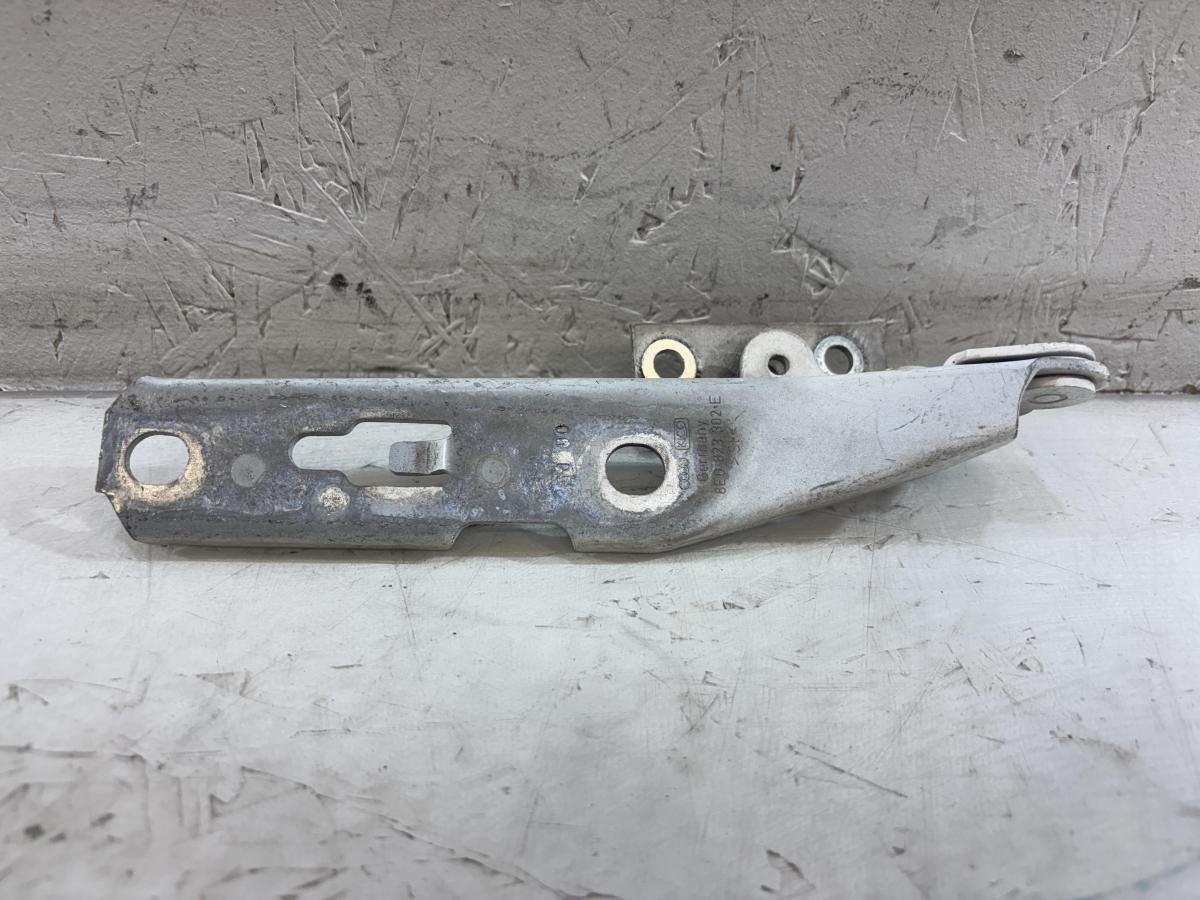 Петля капота правая 8E0823302E Audi A4 B6