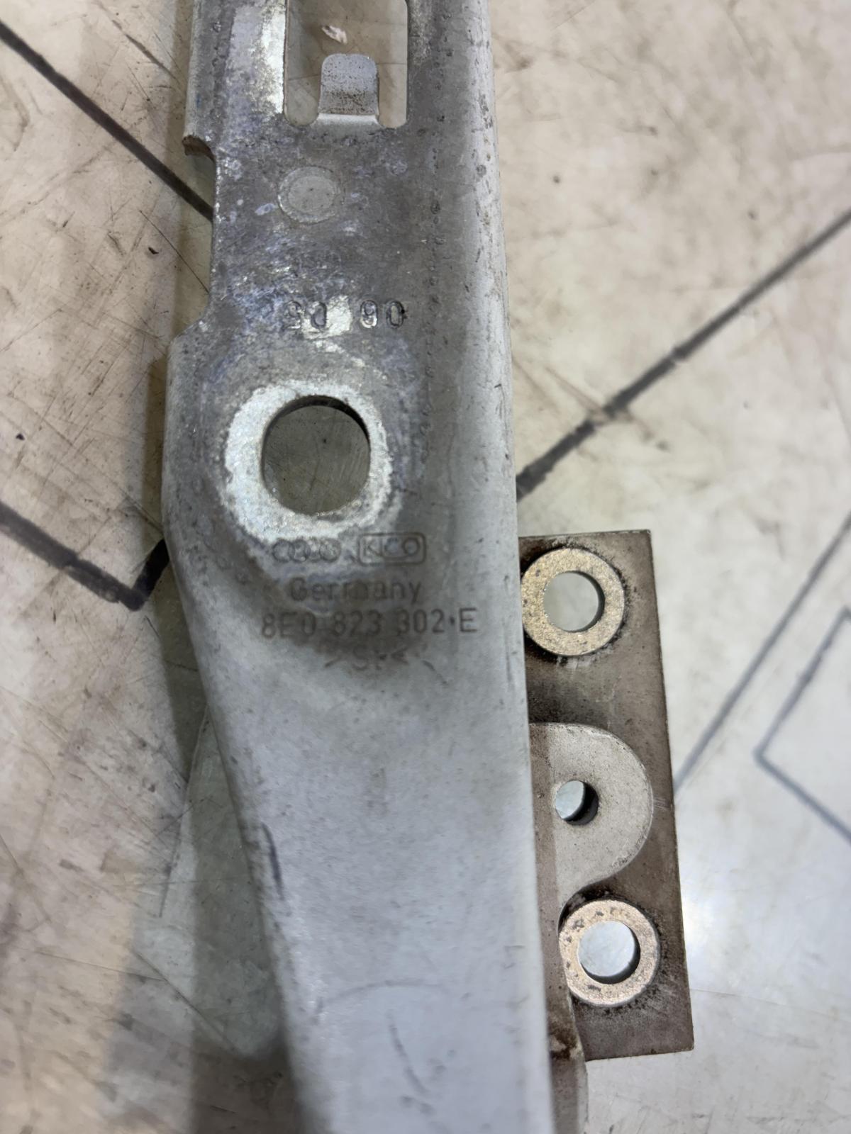 Петля капота правая 8E0823302E Audi A4 B6