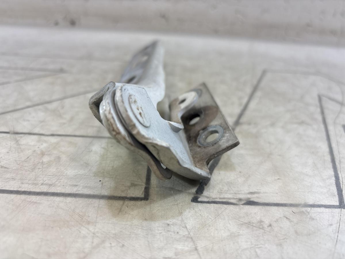 Петля капота правая 8E0823302E Audi A4 B6