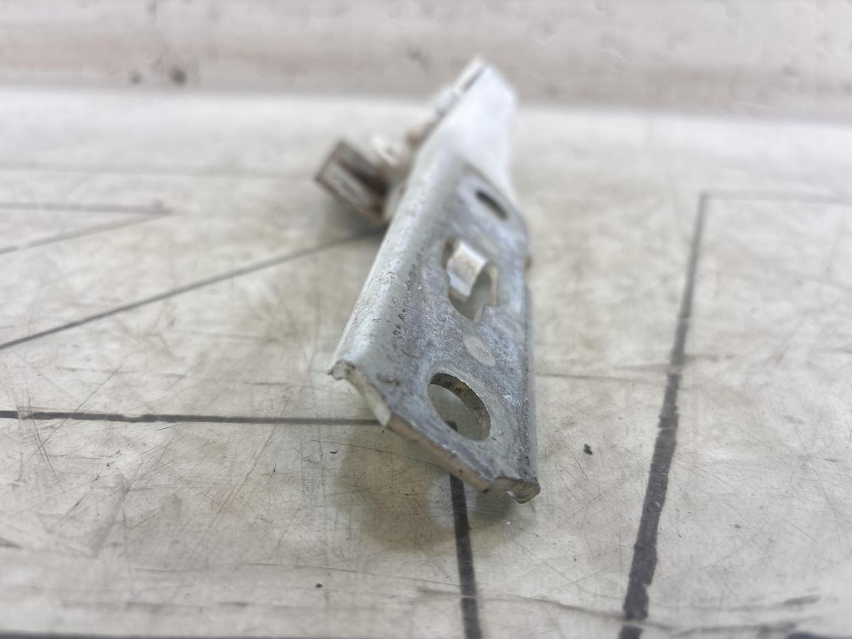 Петля капота правая 8E0823302E Audi A4 B6