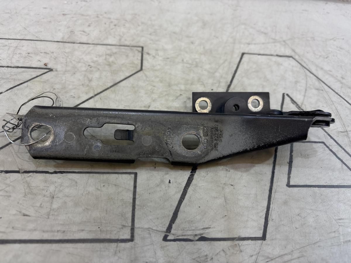 Петля капота правая 8E0823302E Audi A4 B6