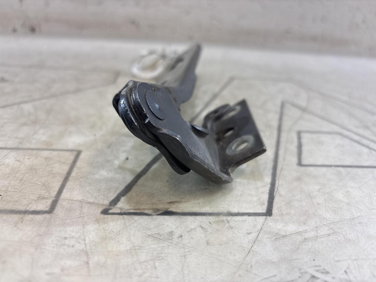 Петля капота правая 8E0823302E Audi A4 B6