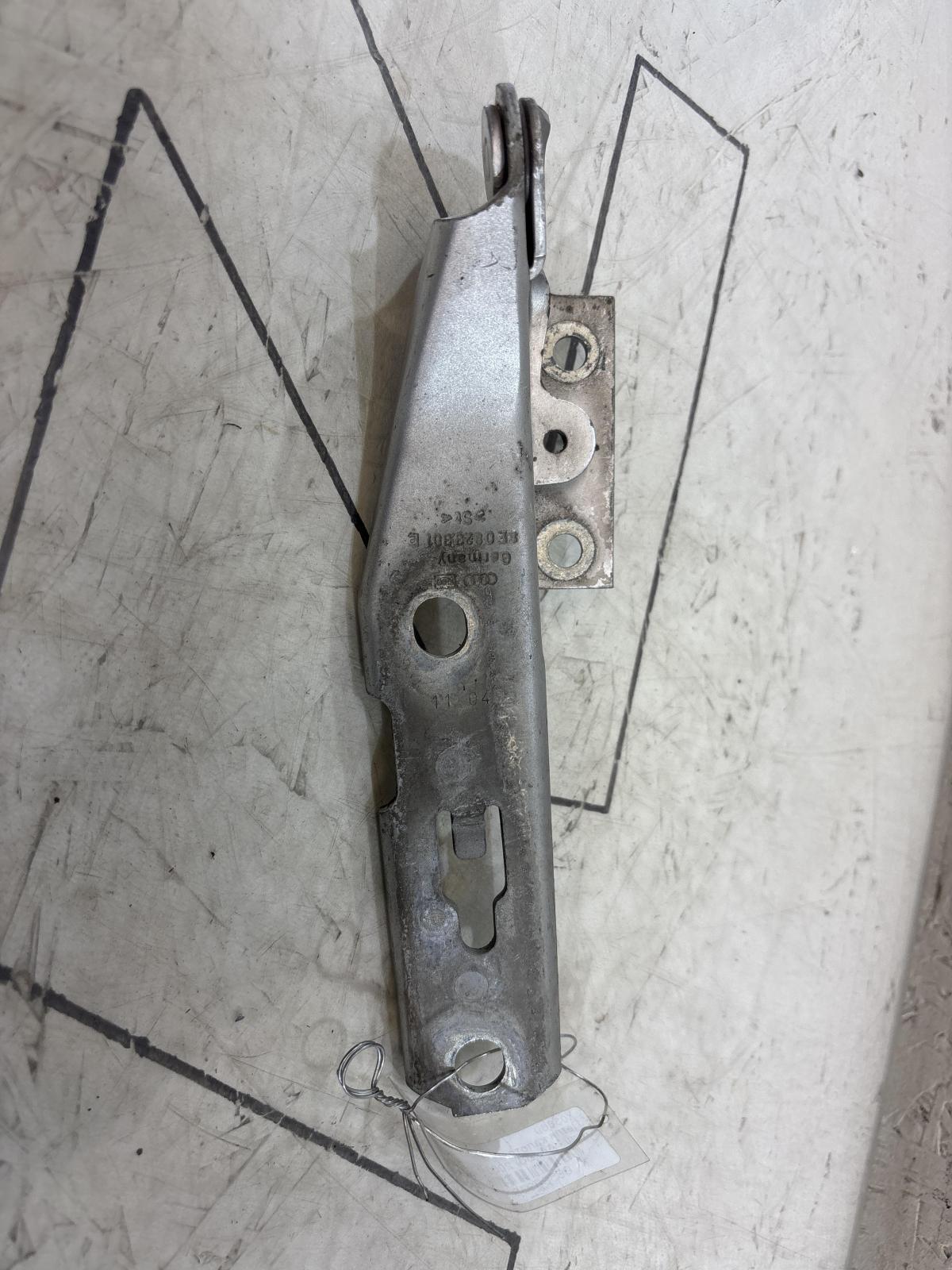 Петля капота левая 8E0823301E Audi A4 B6