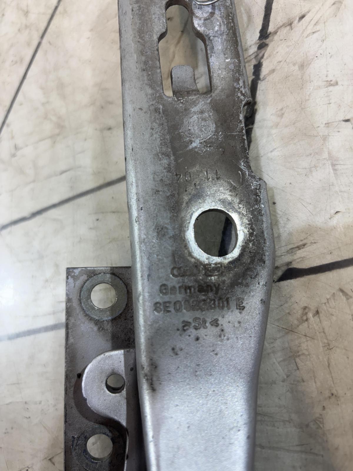 Петля капота левая 8E0823301E Audi A4 B6