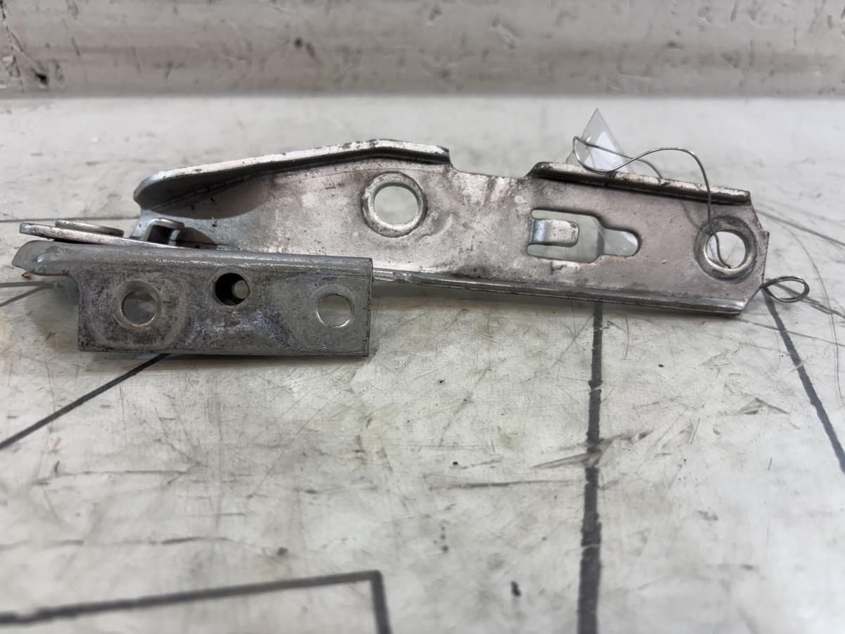 Петля капота левая 8E0823301E Audi A4 B6