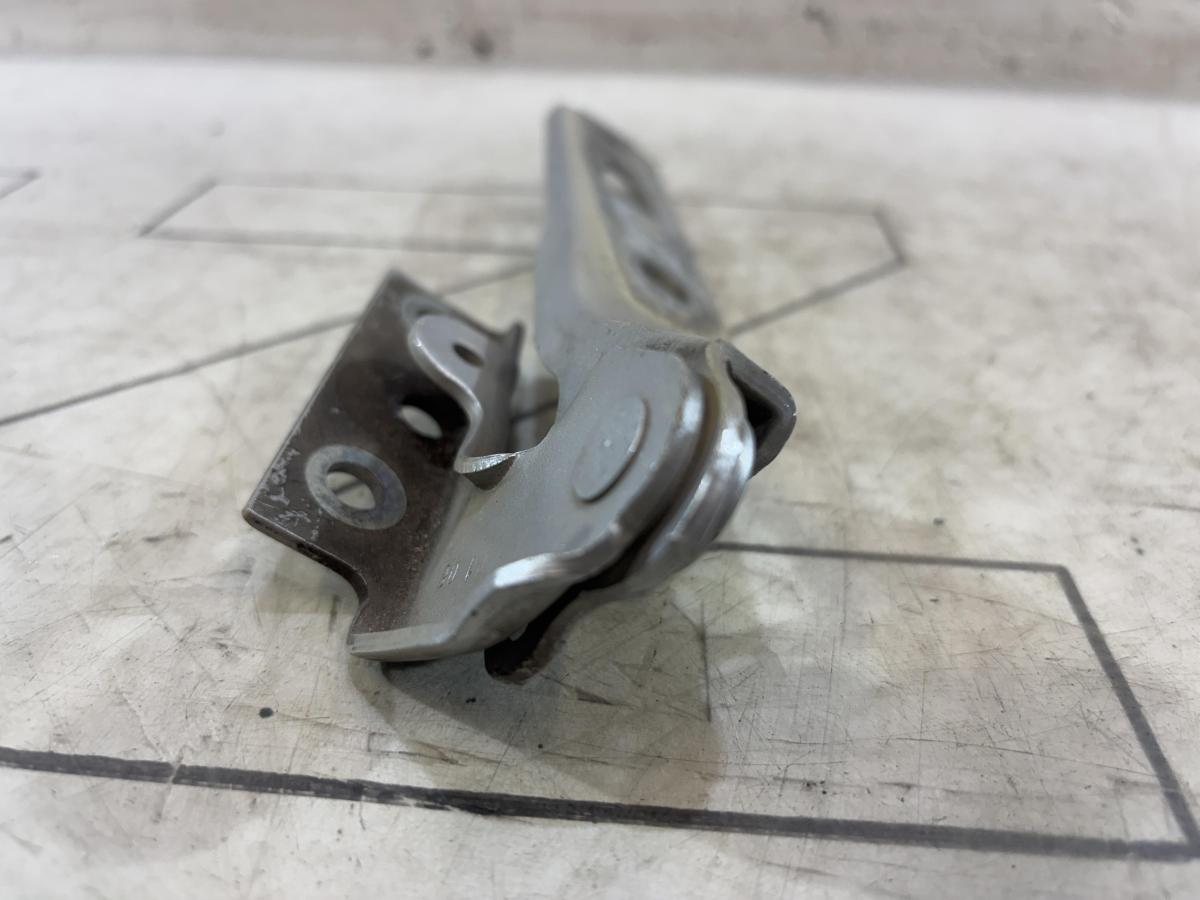 Петля капота левая 8E0823301E Audi A4 B6