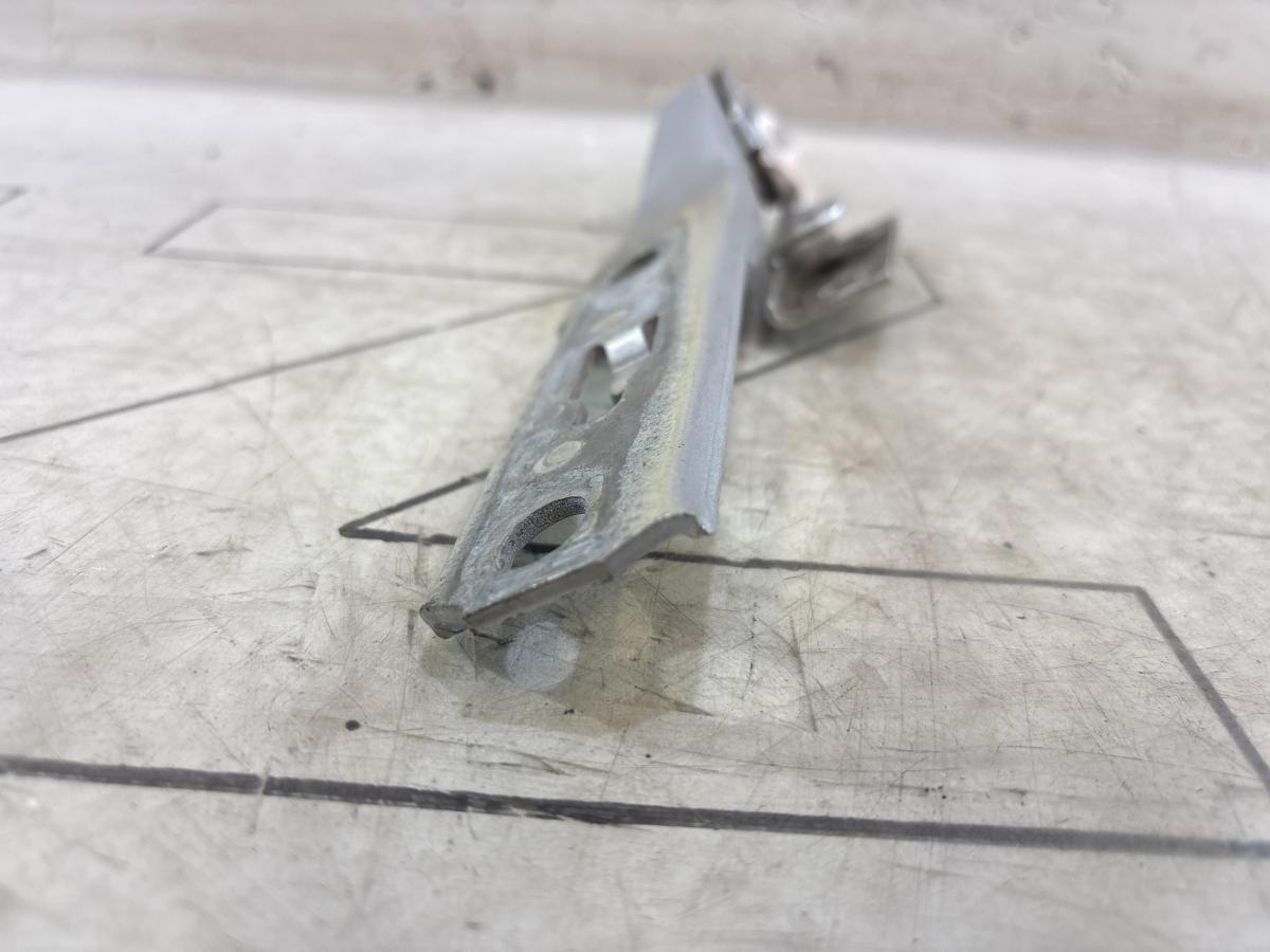 Петля капота левая 8E0823301E Audi A4 B6