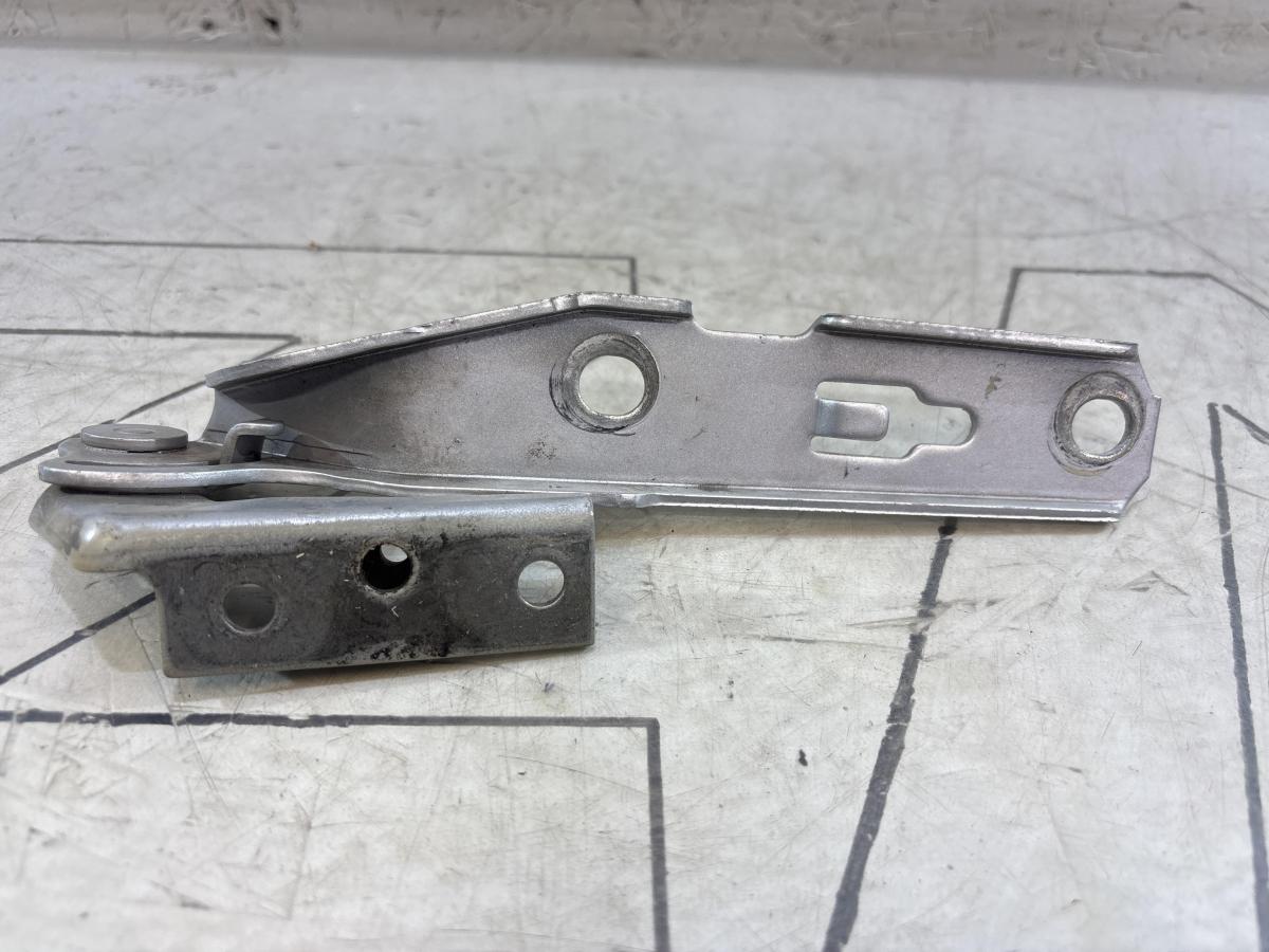 Петля капота левая 8E0823301E Audi A4 B6