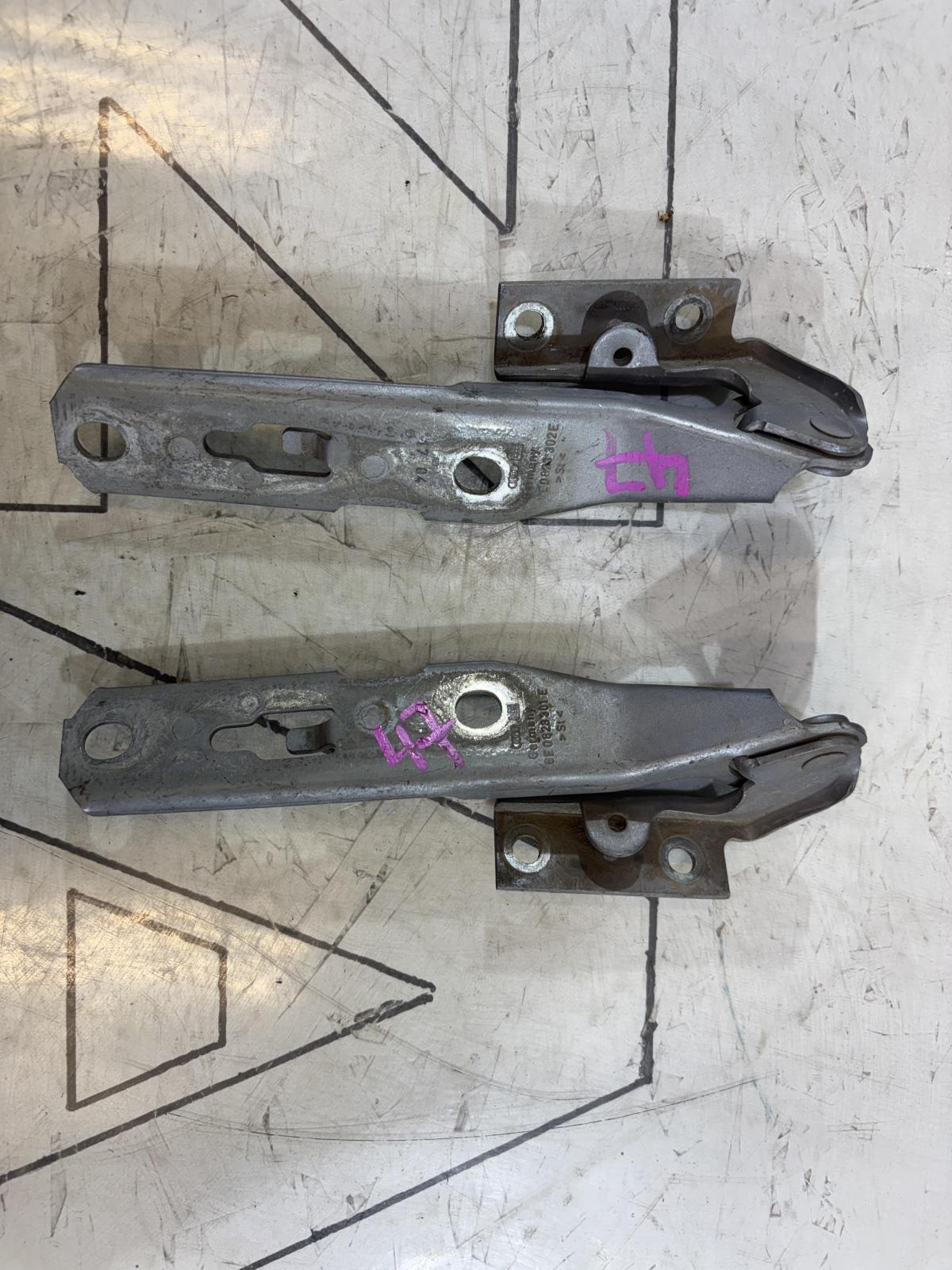 Петли капота левая правая 8E0823302E, 8E0823301E