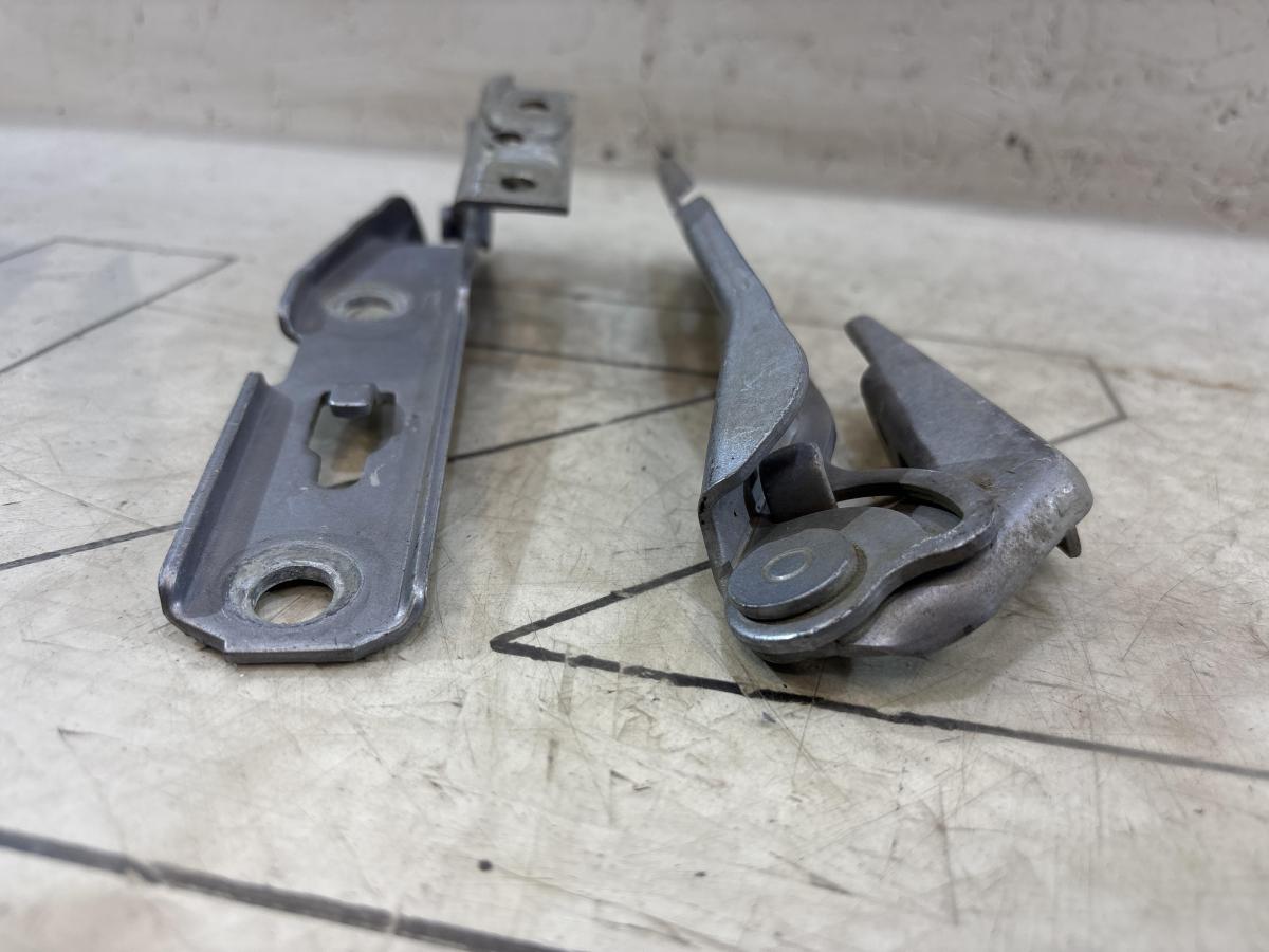 Петли капота левая правая 8E0823302E, 8E0823301E