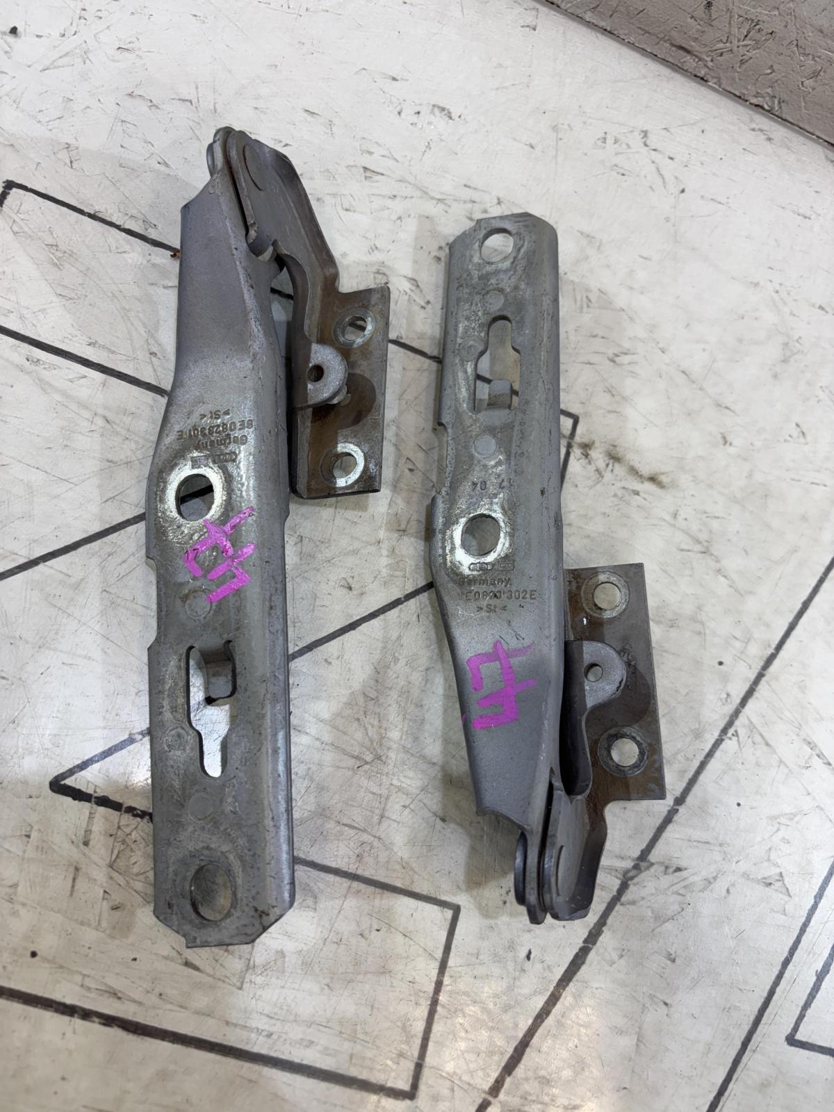 Петли капота левая правая 8E0823302E, 8E0823301E