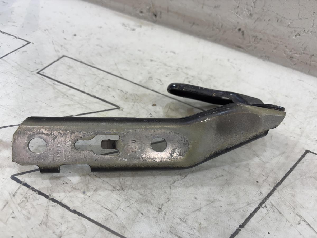 Петля капота правая 4F0823302 Audi A6 C6 / S6 C6 / RS6 C6