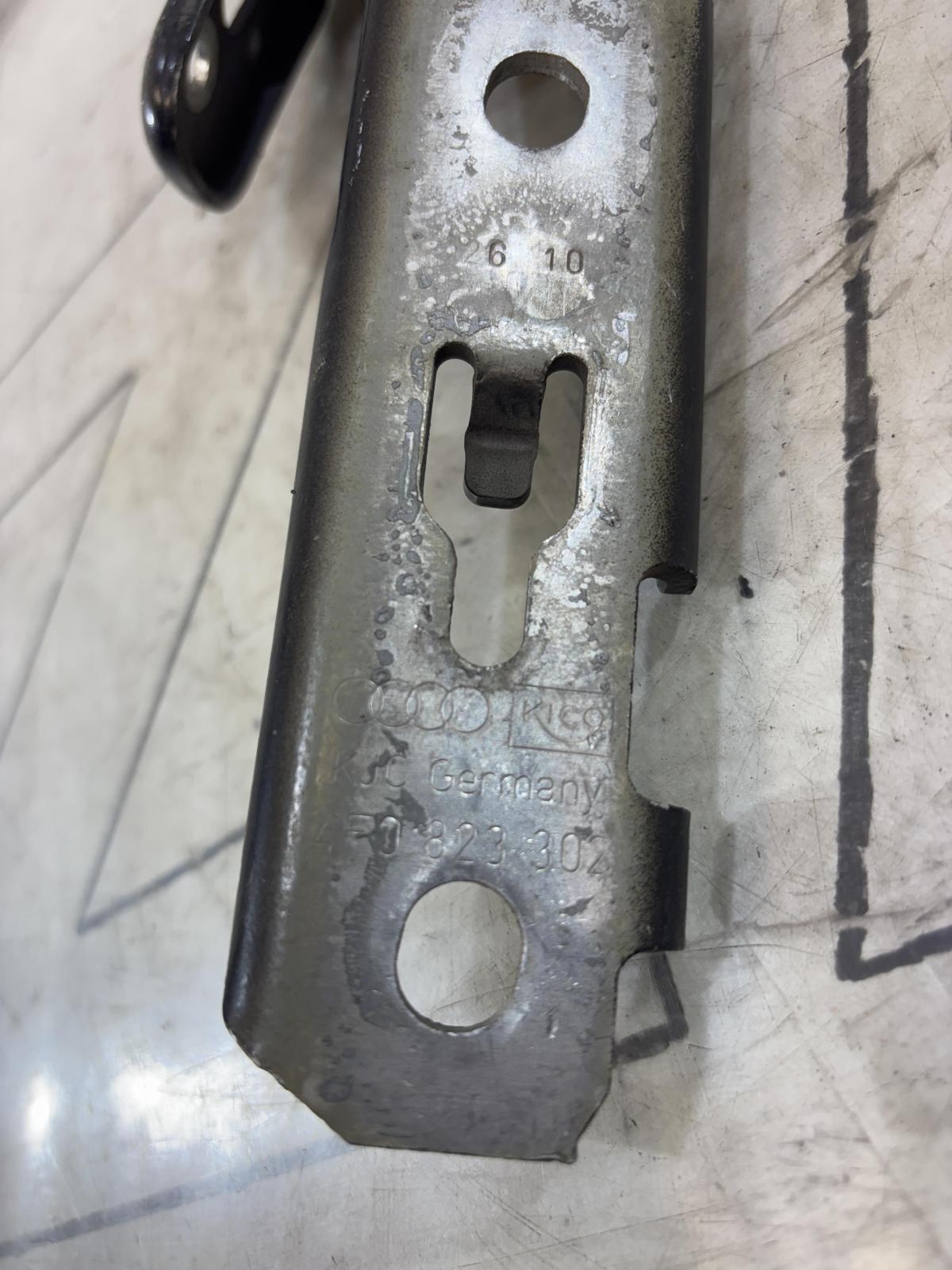 Петля капота правая 4F0823302 Audi A6 C6 / S6 C6 / RS6 C6