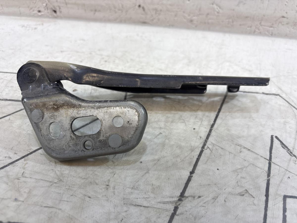 Петля капота правая 4F0823302 Audi A6 C6 / S6 C6 / RS6 C6