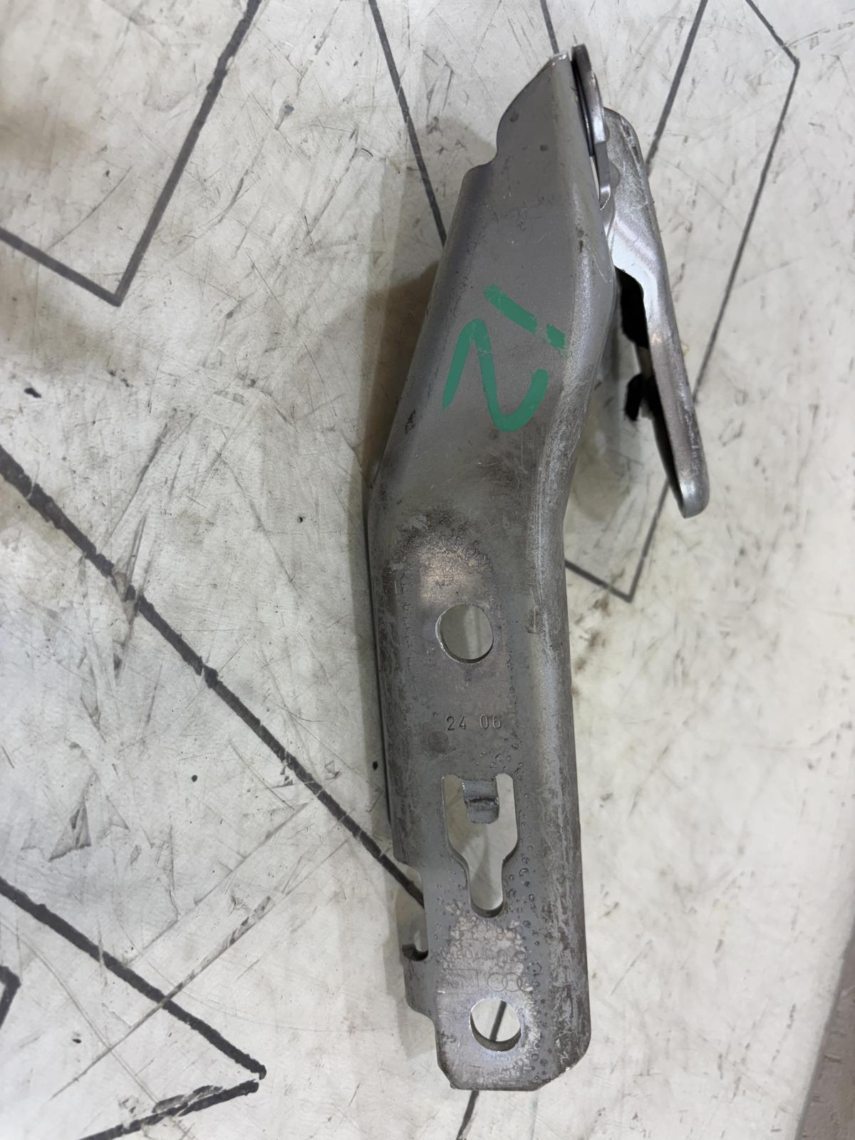 Петля капота левая 4F0823301 Audi A6 C6 / S6 C6 / RS6 C6