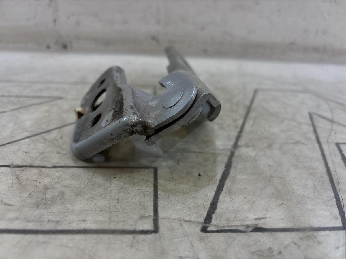 Петля капота левая 4F0823301 Audi A6 C6 / S6 C6 / RS6 C6