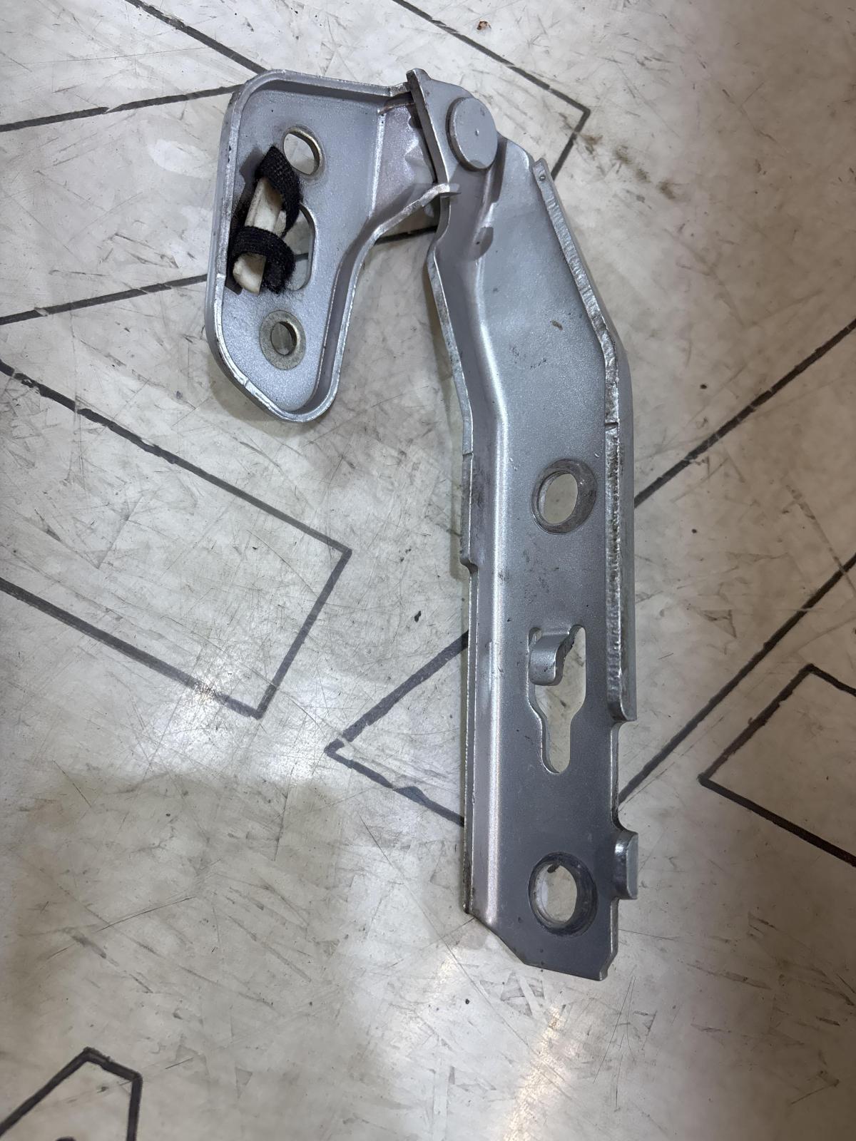 Петля капота левая 4F0823301 Audi A6 C6 / S6 C6 / RS6 C6