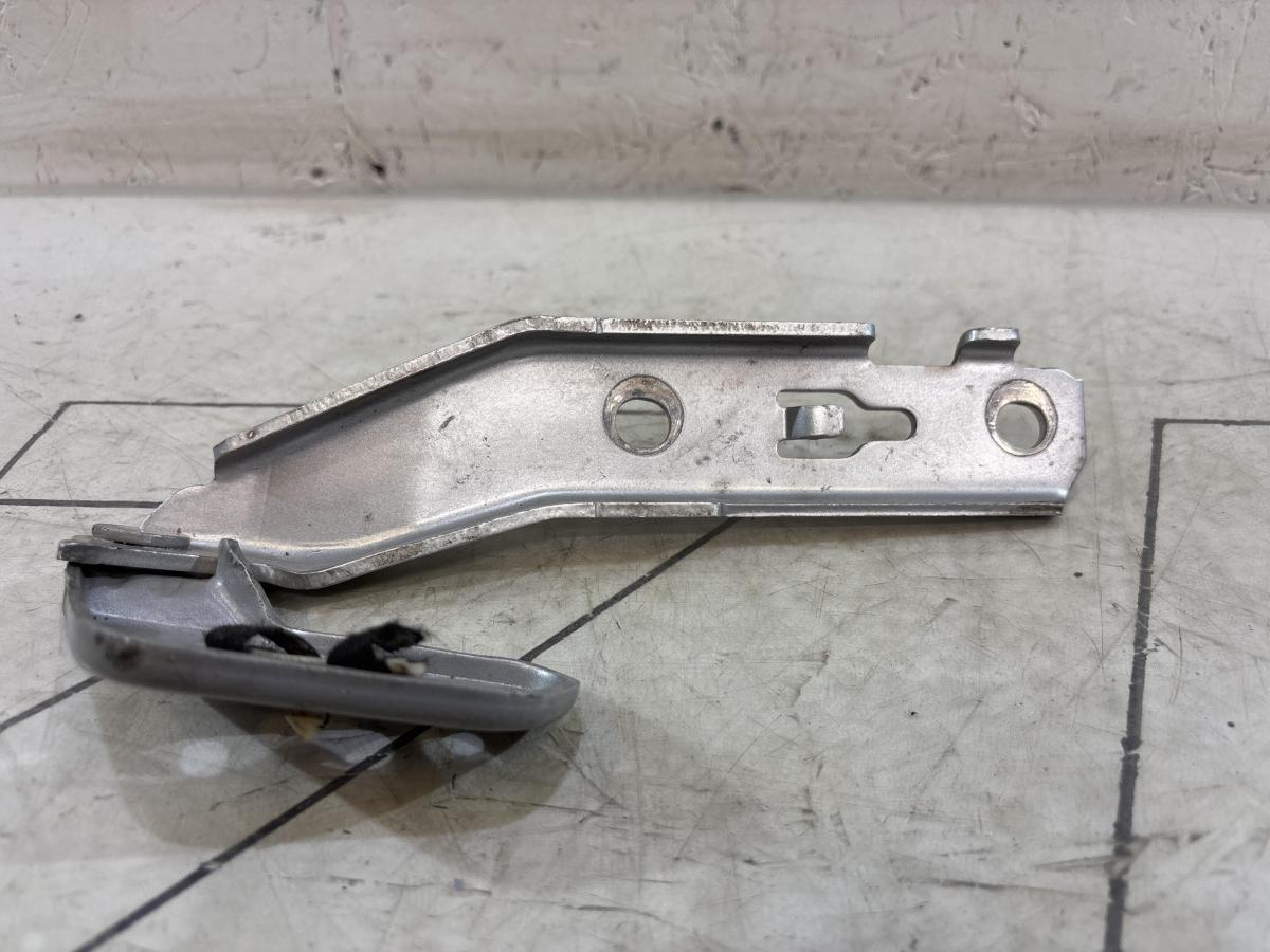 Петля капота левая 4F0823301 Audi A6 C6 / S6 C6 / RS6 C6