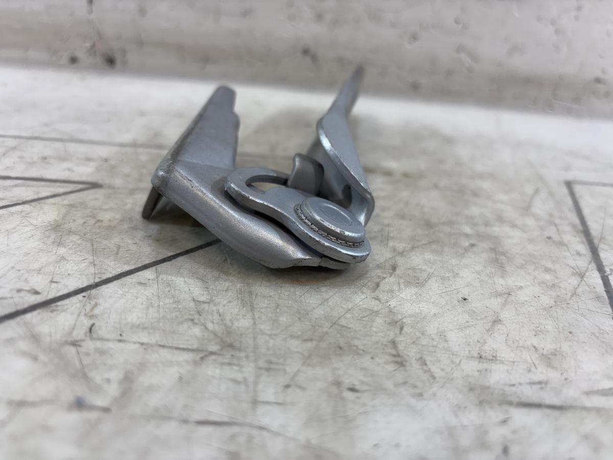 Петля капота правая  AUDI ALLROAD QUATTRO 3B0823302 Volkswagen Passat B5