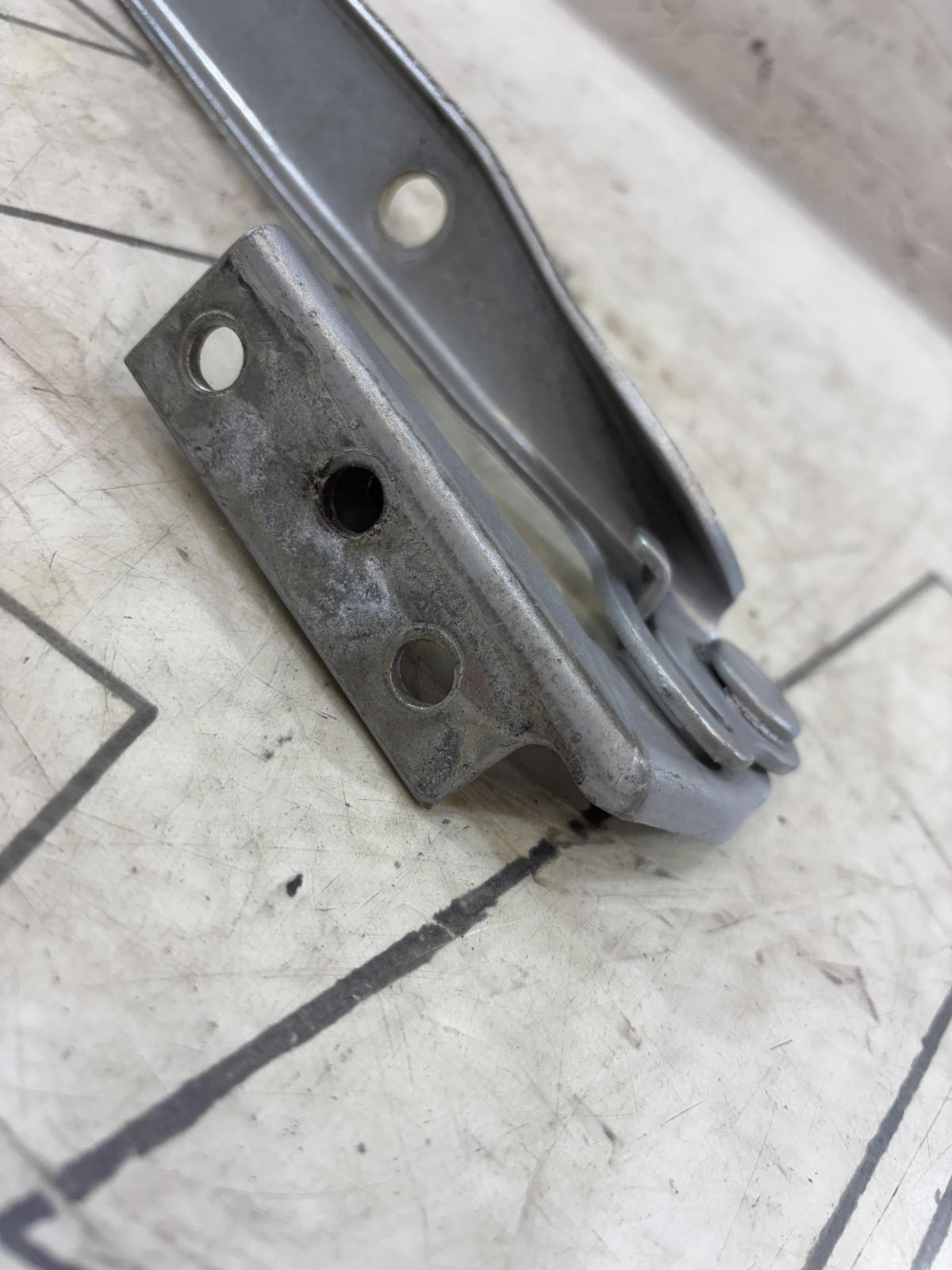 Петля капота правая  AUDI ALLROAD QUATTRO 3B0823302 Volkswagen Passat B5