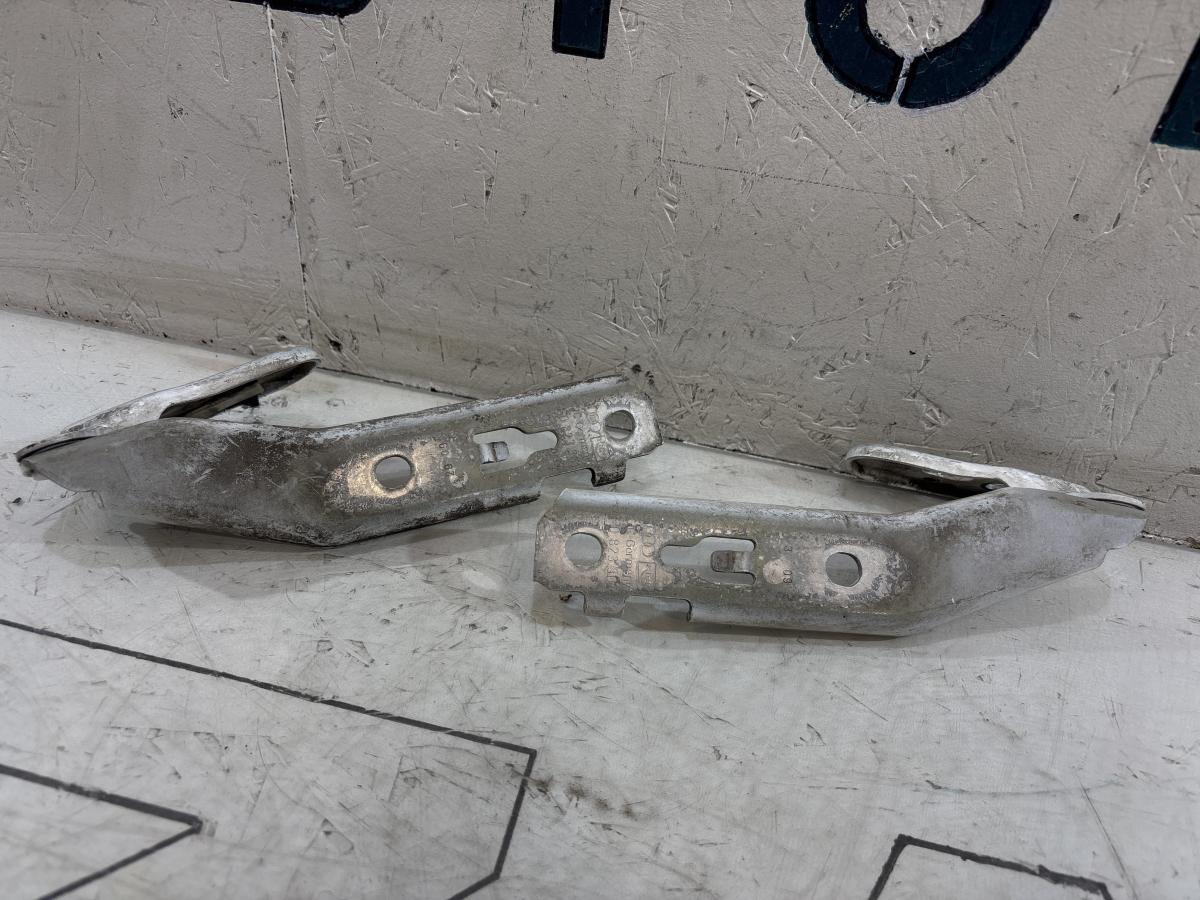 Петли капота левая правая 4F0823301, 4F0823302