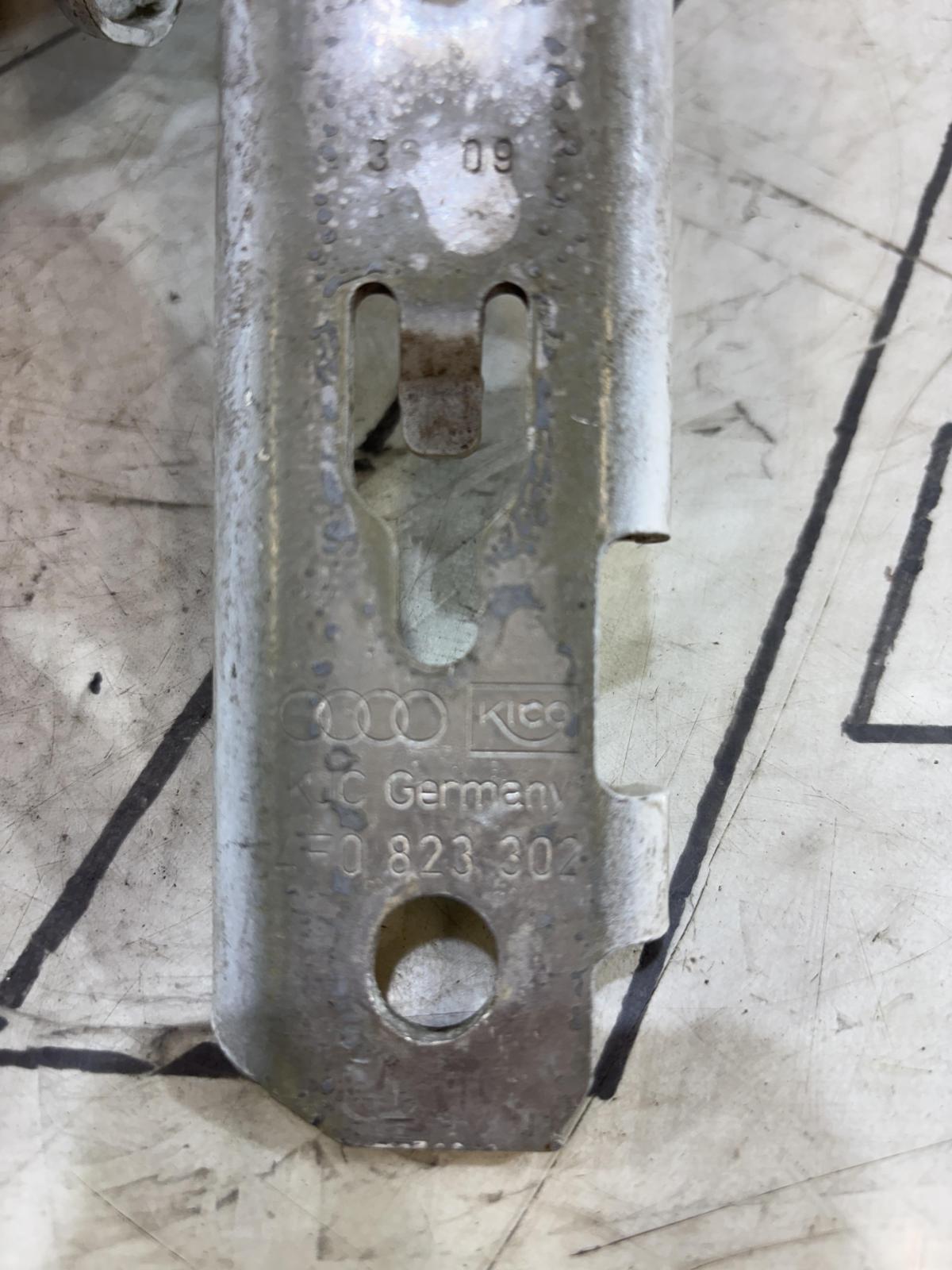 Петли капота левая правая 4F0823301, 4F0823302