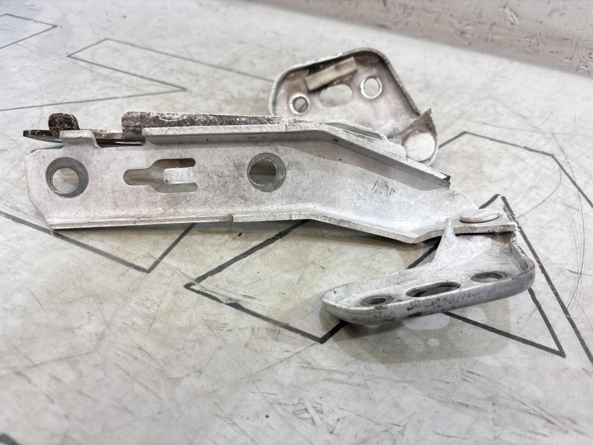 Петли капота левая правая 4F0823301, 4F0823302