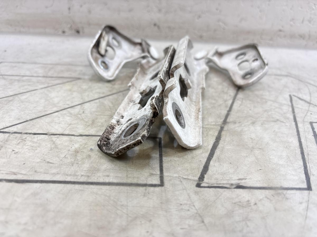 Петли капота левая правая 4F0823301, 4F0823302