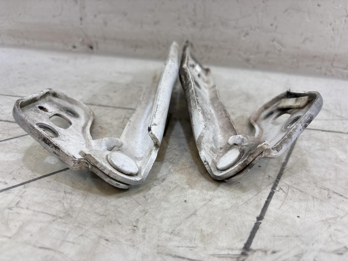 Петли капота левая правая 4F0823301, 4F0823302